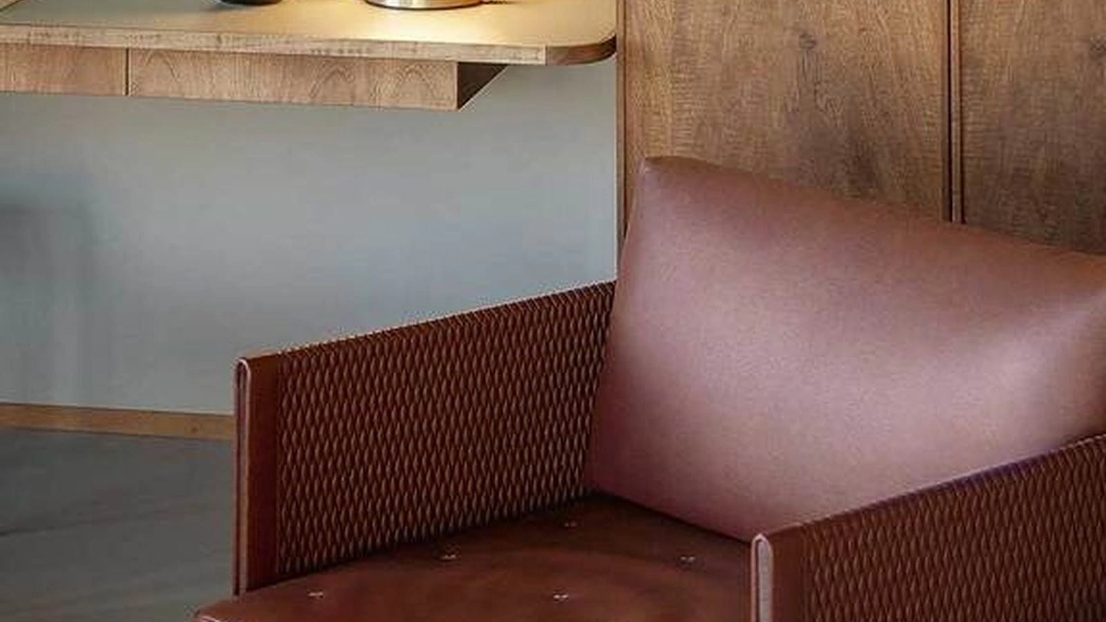 Poltroncina girevole in pelle impunturata Clayton di Poltrona Frau