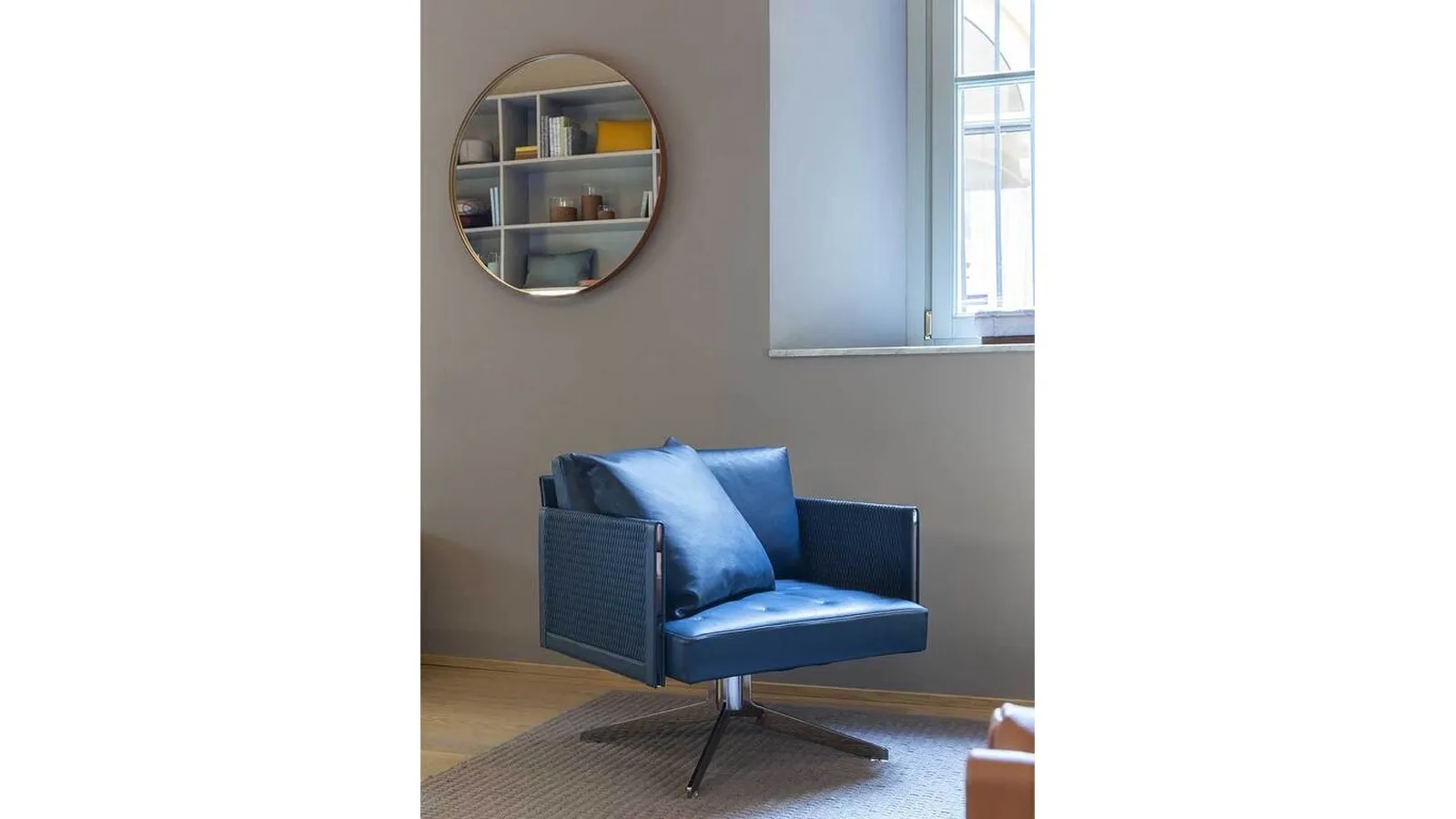 Poltroncina girevole Clayton di Poltrona Frau