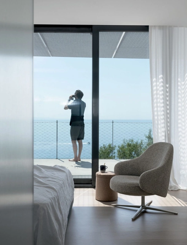Poltroncina imbottita in tessuto Dua Relax di Kristalia