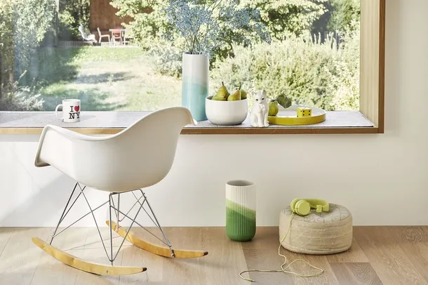 Poltroncina a dondolo in polipropilene con base in metallo e legno Eames Plastic Armchair RAR di Vitra