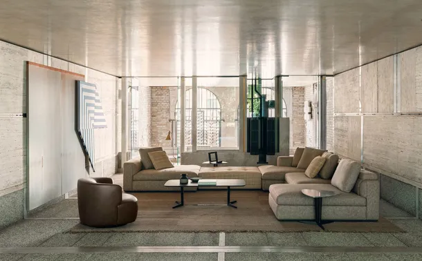 Poltroncina dalle forme tondeggianti in pelle imbottita Elain di Molteni & C