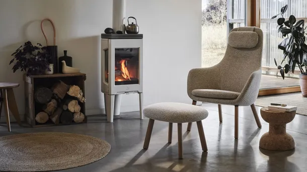 Poltrona in tessuto con gambe in legno di rovere HAL Lounge Chair & Ottoman di Vitra