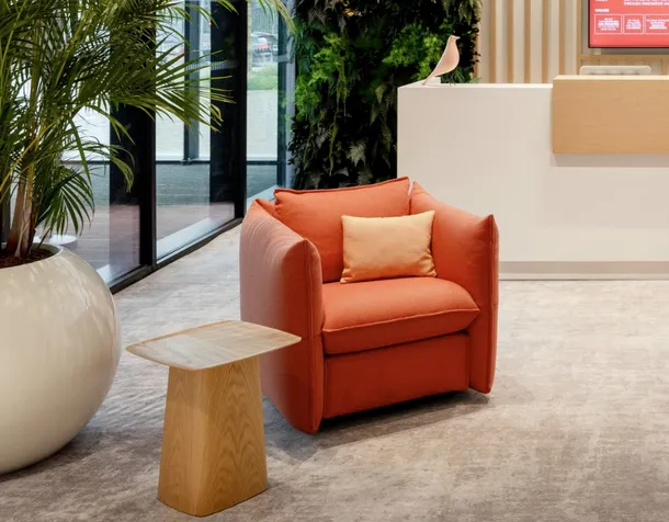 Poltroncina Mariposa Club Armchair in tessuto imbottito di Vitra