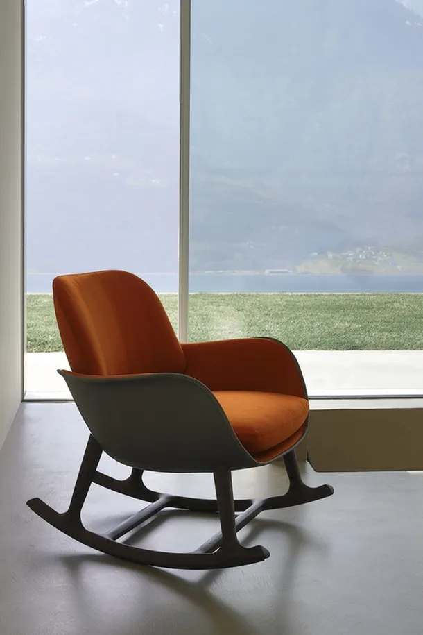 Poltroncina a dondolo in tessuto e poliuretano con base in legno Martha di Poltrona Frau