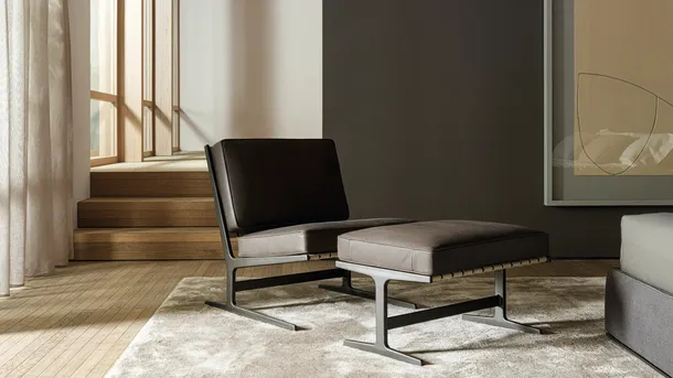 Poltroncina Paula in pelle con struttura in metallo e cinghie in cuoio di Molteni & CPoltroncina Paula in pelle con struttura in metallo e cinghie in cuoio di Molteni & C