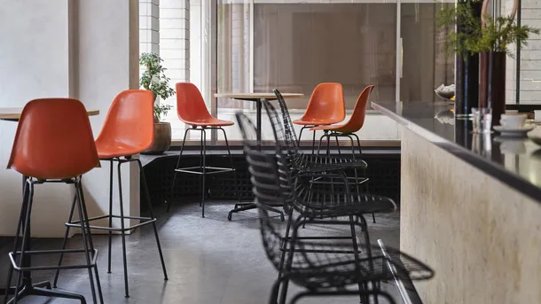 Sgabello Eames Fiberglass Stool High di Vitra