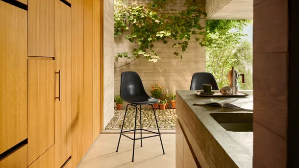 Sgabello Eames Fiberglass Stool Medium di Vitra