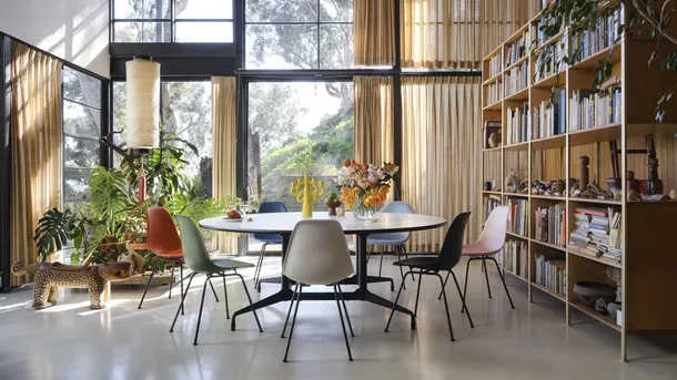 Sedia impilabile Eames Plastic Side Chair RE DSX di Vitra