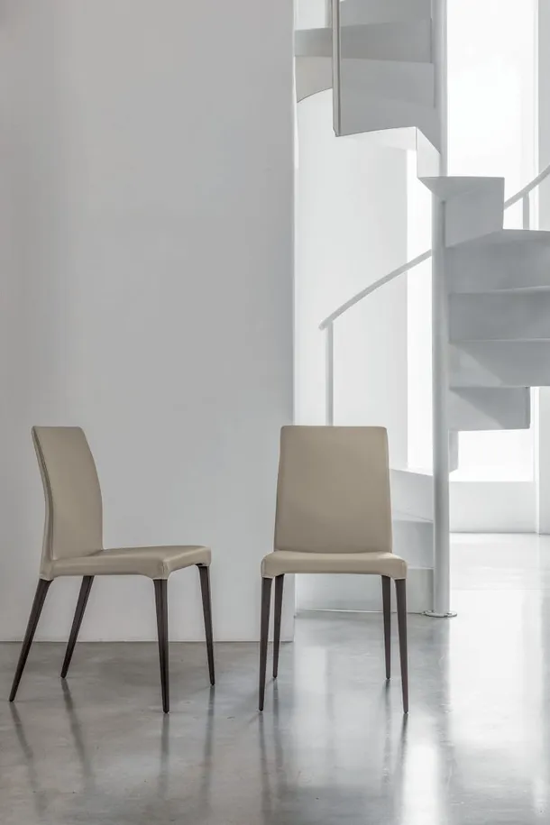 Sedia Fly in rovere moka con rivestimento in ecopelle di Tomasella