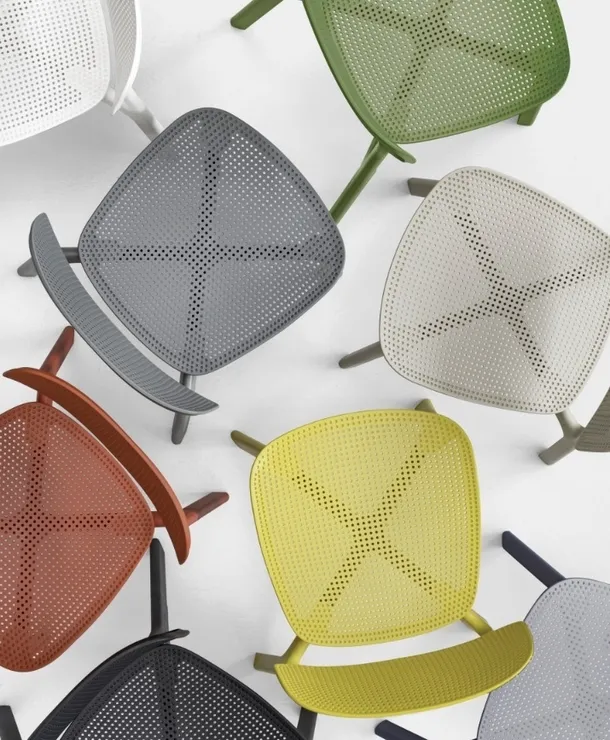 Sedia impilabile Colander di Kristalia