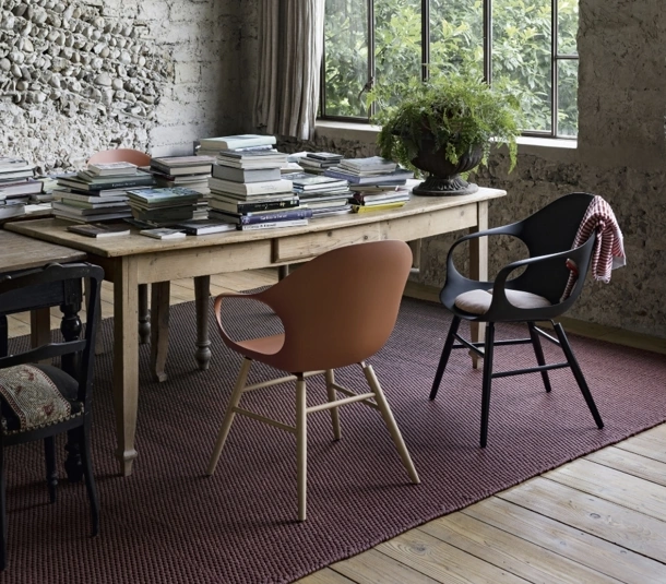 Sedia in poliuretano con gambe in legno Elephant Wood di Kristalia