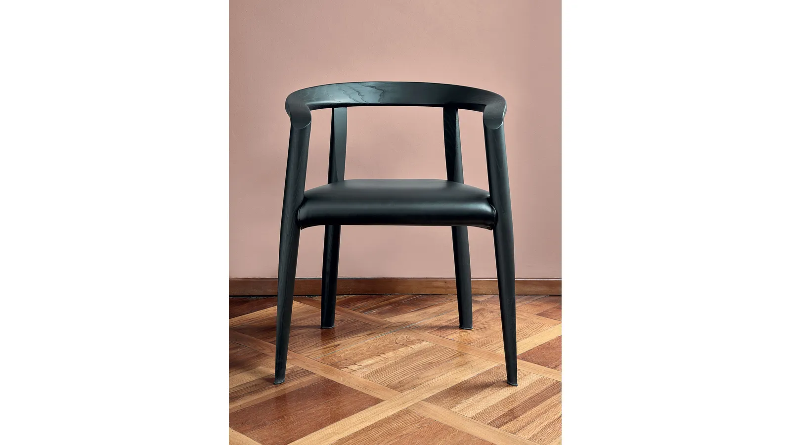 Sedia MHC-3 MIss in legno di Frassino tinto Nero con seduta in pelle di Molteni & C