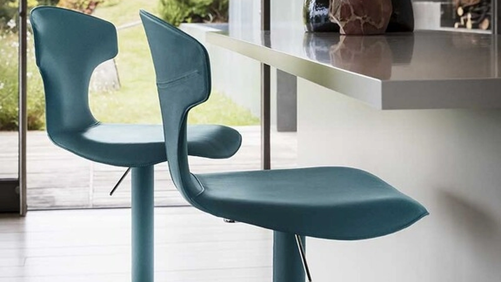 Sgabello Montera in pelle con base in legno di Poltrona Frau