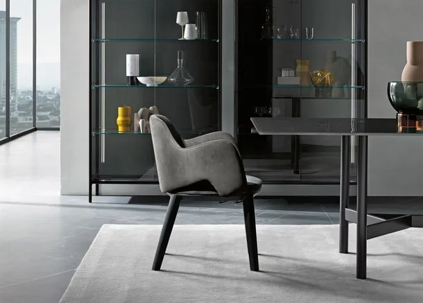 Sedia Newton rivestita in pelle Nubuck con struttura in legno massello di Fiam