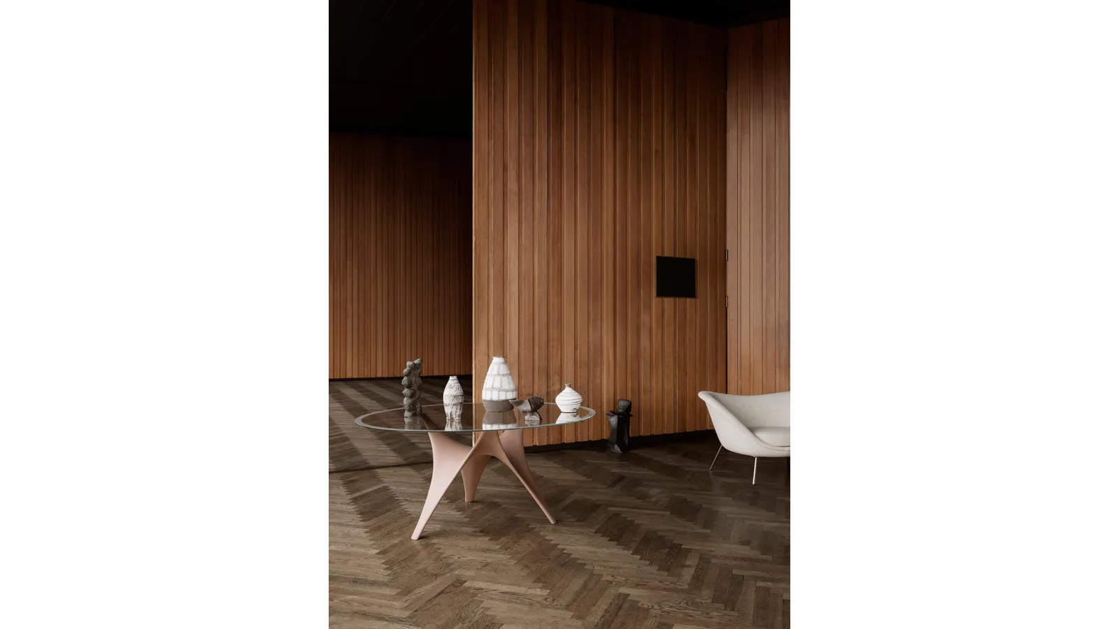 Tavolo rotondo con top in Vetro e base scultorea in Cemento Bronzo Arc di Molteni & C
