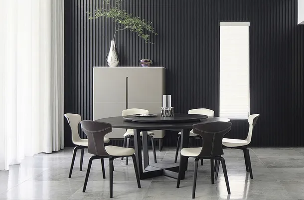 Tavolo Bolero con Lazy Susan con top in Frassino e base in Noce di Poltrona Frau