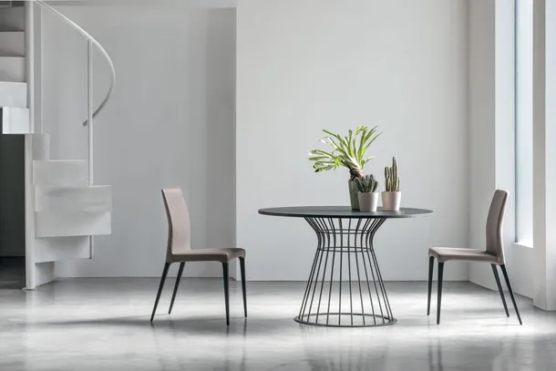 Tavolo rotondo Brigitte in materico rovere carbone con base in metallo laccato opaco antracite di Tomasella