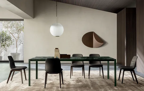Tavolo Half A Square con top in marmo Green Alpine e base in metallo Verde satinato di Molteni & C