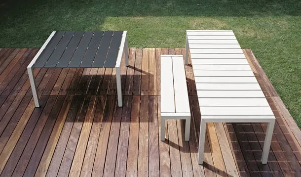 Tavolo in laminato bianco o nero a doghe larghe Sushi Slatted di Kristalia