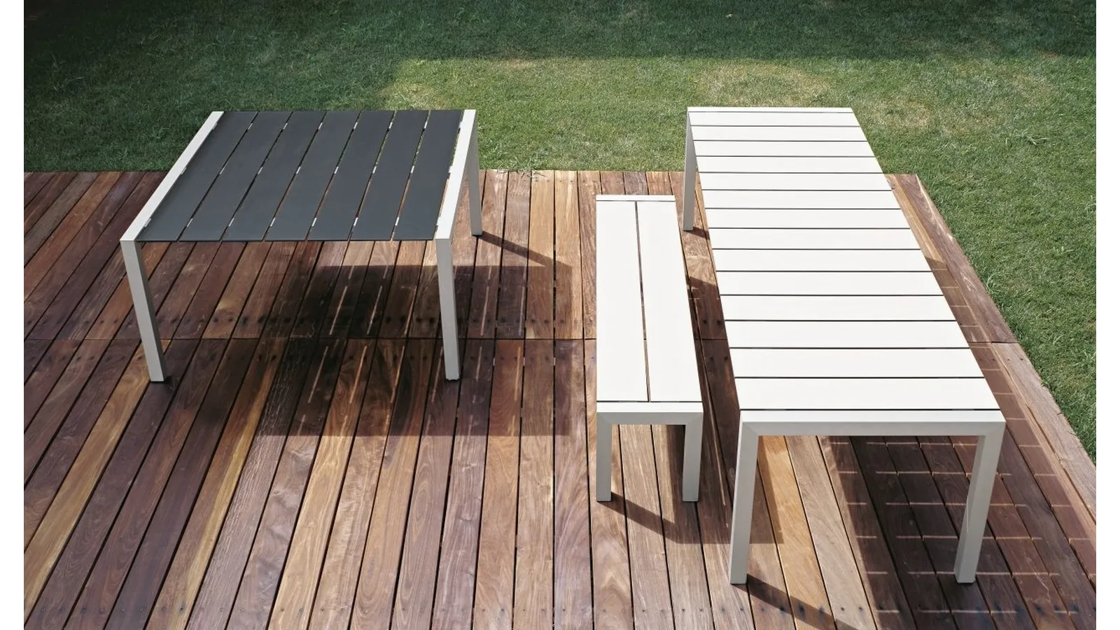 Tavolo in laminato bianco o nero a doghe larghe Sushi Slatted di Kristalia