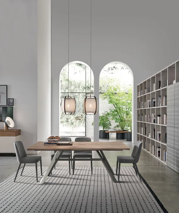 Tavolo Tudor con piano in rovere naturale scortecciato e struttura in metallo di Tomasella
