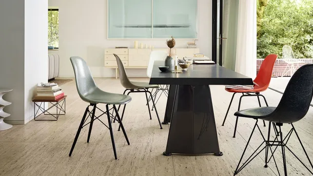 Tavolo con top in laminato e basamento in lamiera d'acciaio pressopiegata Trapèze di Vitra