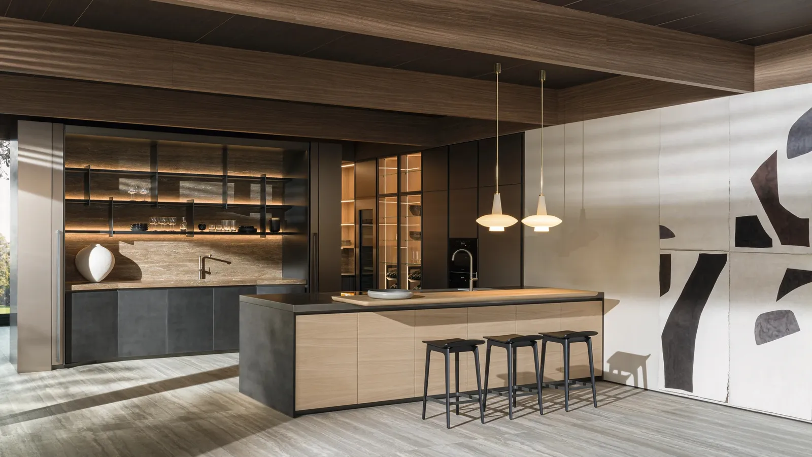 Cucina Design con penisola Hi-Line 6 Rovere Sunrise con top in marmo travertino di Molteni & C