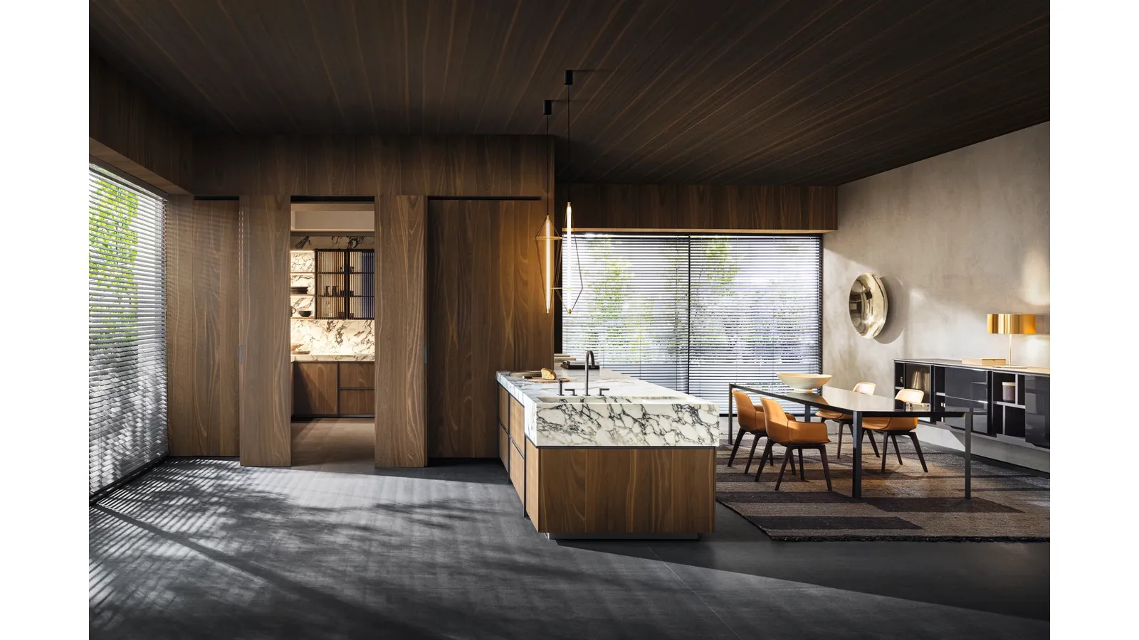 Cucina Design con penisola Ratio in Rovere Thermo e Vetro con top in marmo di Molteni & C