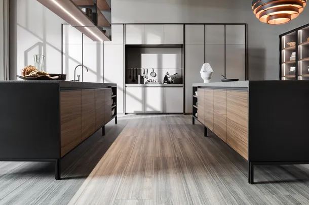 Cucina Design con isola VVD in Noce con top in Porfido Verde e colonne in laccato opaco di Molteni & C