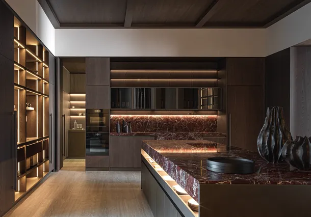 Cucina Design con isola VVD in melaminico Rovere Mezzanotte e top in marmo Rosso Levanto di Molteni & C