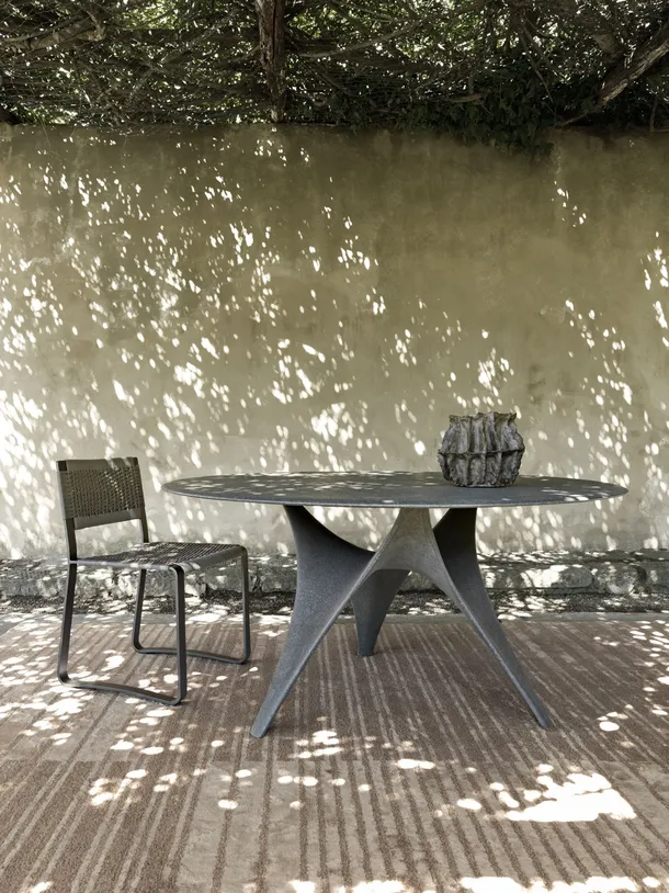 Tavolo rotondo di design Arc realizzato interamente in cemento di Molteni & C