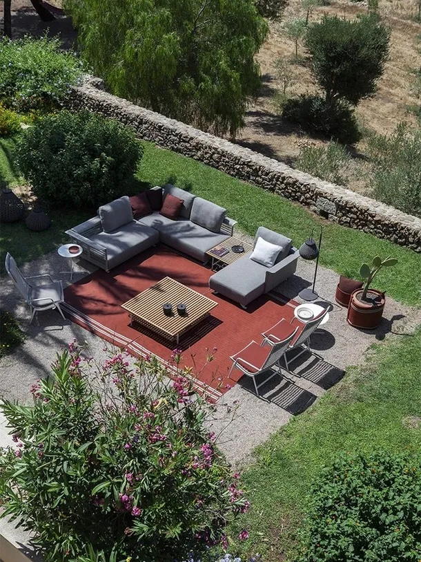 Divano angolare con penisola Solaria Outdoor in tessuto di Poltrona Frau