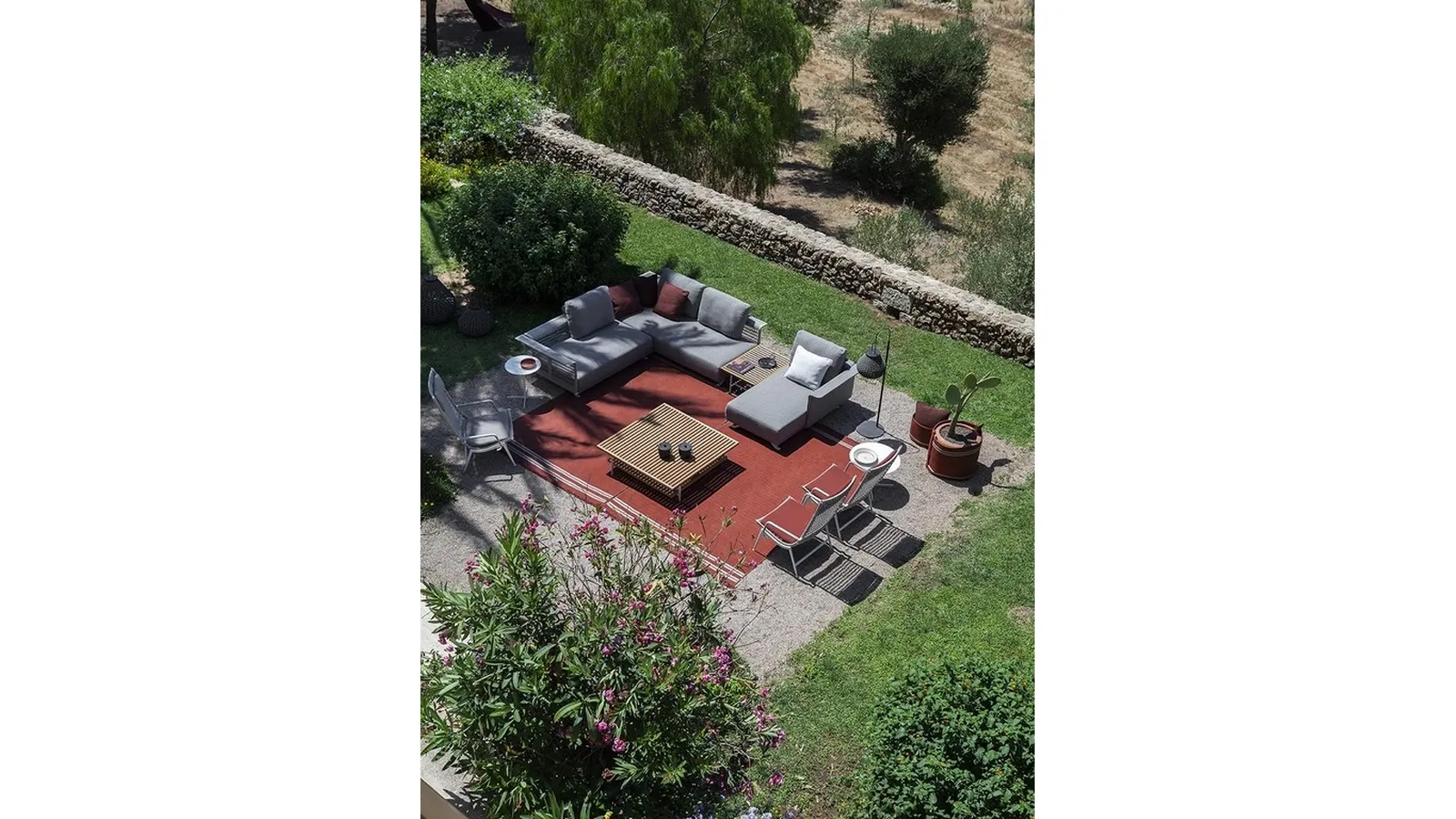 Divano angolare con penisola Solaria Outdoor in tessuto di Poltrona Frau