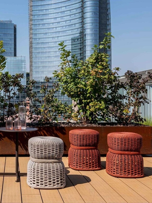 Pouf Leplì realizzato in corda intrecciata di Poltrona Frau
