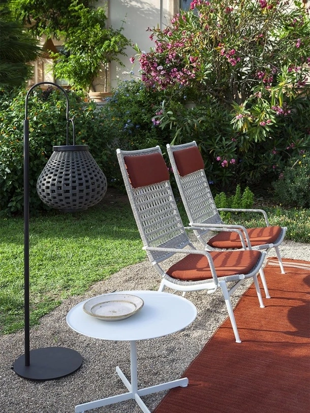 Poltroncina Alta Solaria in corda intrecciata con cuscini in tessuto di Poltrona Frau