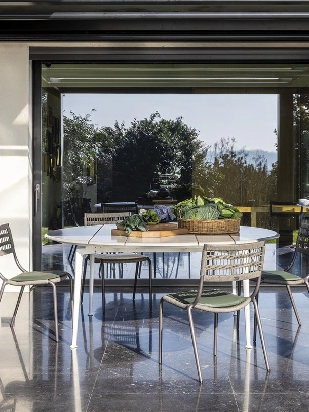Tavolo rotondo Solaria in gres smaltato di Poltrona Frau