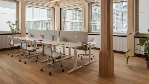 Seduta Operativa Aluminium Chairs EA Work di Vitra