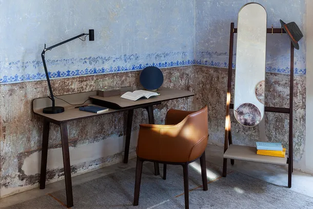 Scrivania Operativa Iren Freestanding in legno con rivestimento in pelle di Poltrona Frau