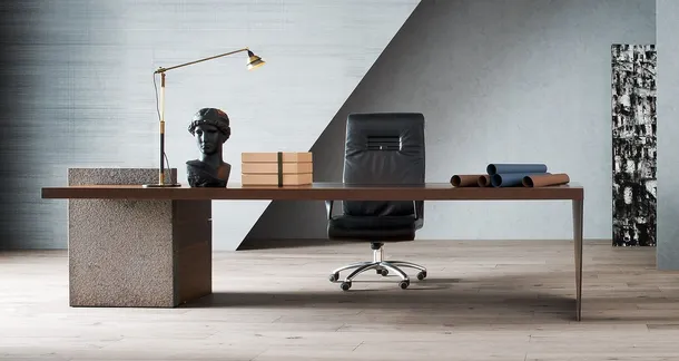 Scrivania Direzionale HO Desk in legno con rivestimento in cuoio di Poltrona Frau