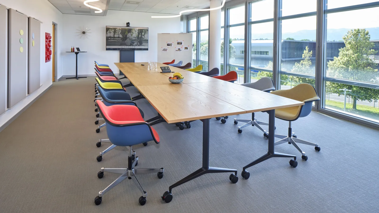 Sedia Operativa Eames Plastic Armchair PACC di Vitra